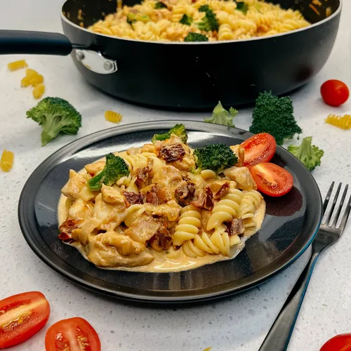 Romige paprika pasta met broccoli, kip en katenspek