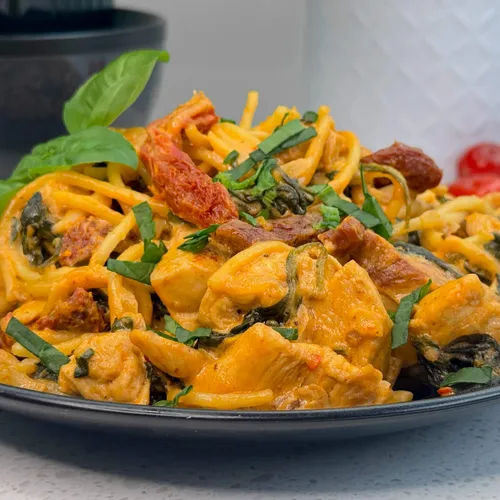 Romige pasta met kip en zongedroogde tomaten