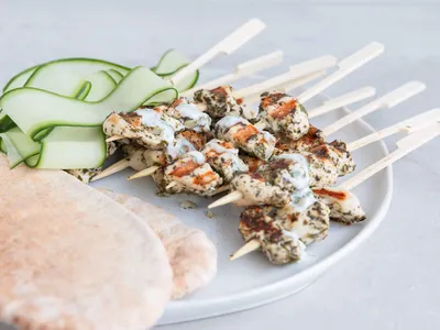 Kiprecepten - Kip souvlaki met yoghurt dille saus