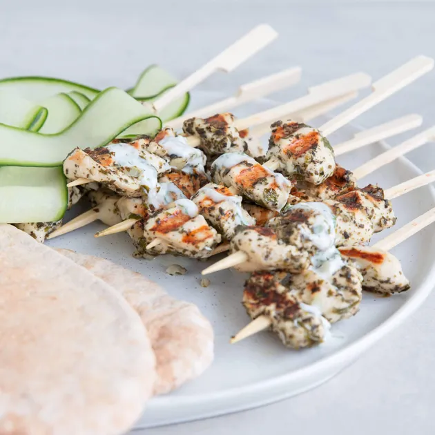Kiprecepten - Kip souvlaki met yoghurt dille saus