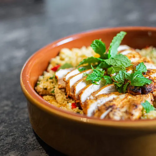 Kipfilet met een zomerse couscous salade