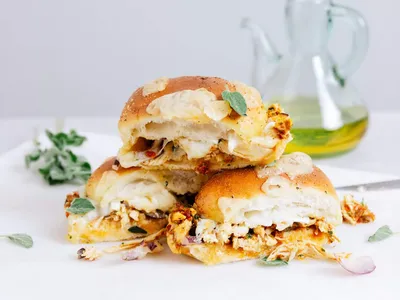 Kiprecepten - Sliders met kip, rode pesto en mozzarella