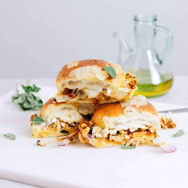 Kiprecepten - Sliders met kip, rode pesto en mozzarella