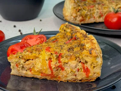 Knapperige quiche met malse kip en groenten