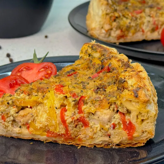 Knapperige quiche met malse kip en groenten