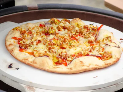 Pizza kipcurry met bloemkoolblad