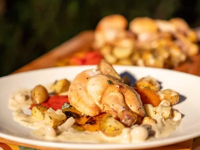 Gebraden maishoen met krieltjes en gegrilde paprika