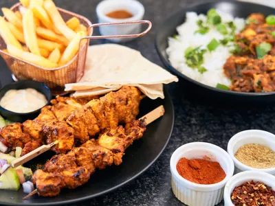 Nayaab kipt spicy kipspiesjes en chicken karahi