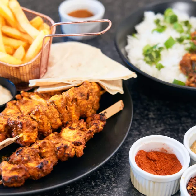 Nayaab kipt spicy kipspiesjes en chicken karahi