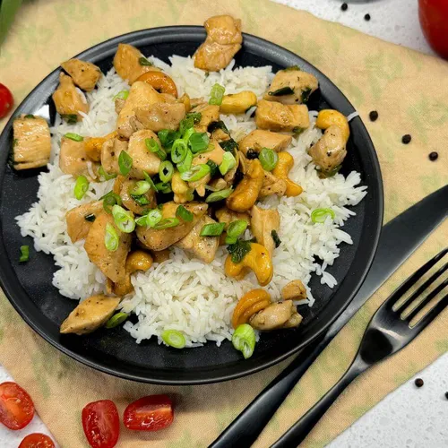 Wok kip met cashewnoten en lente-ui