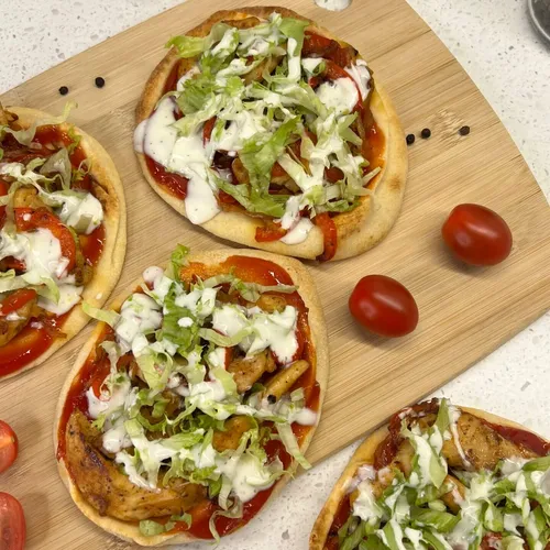 Naan pizza met kipshoarma