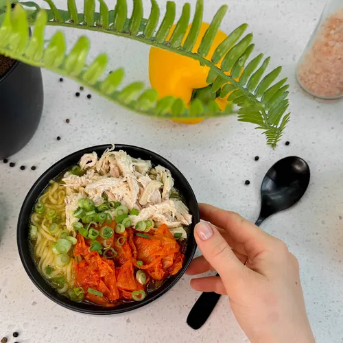 Overheerlijke noedelsoep met kip en kimchi