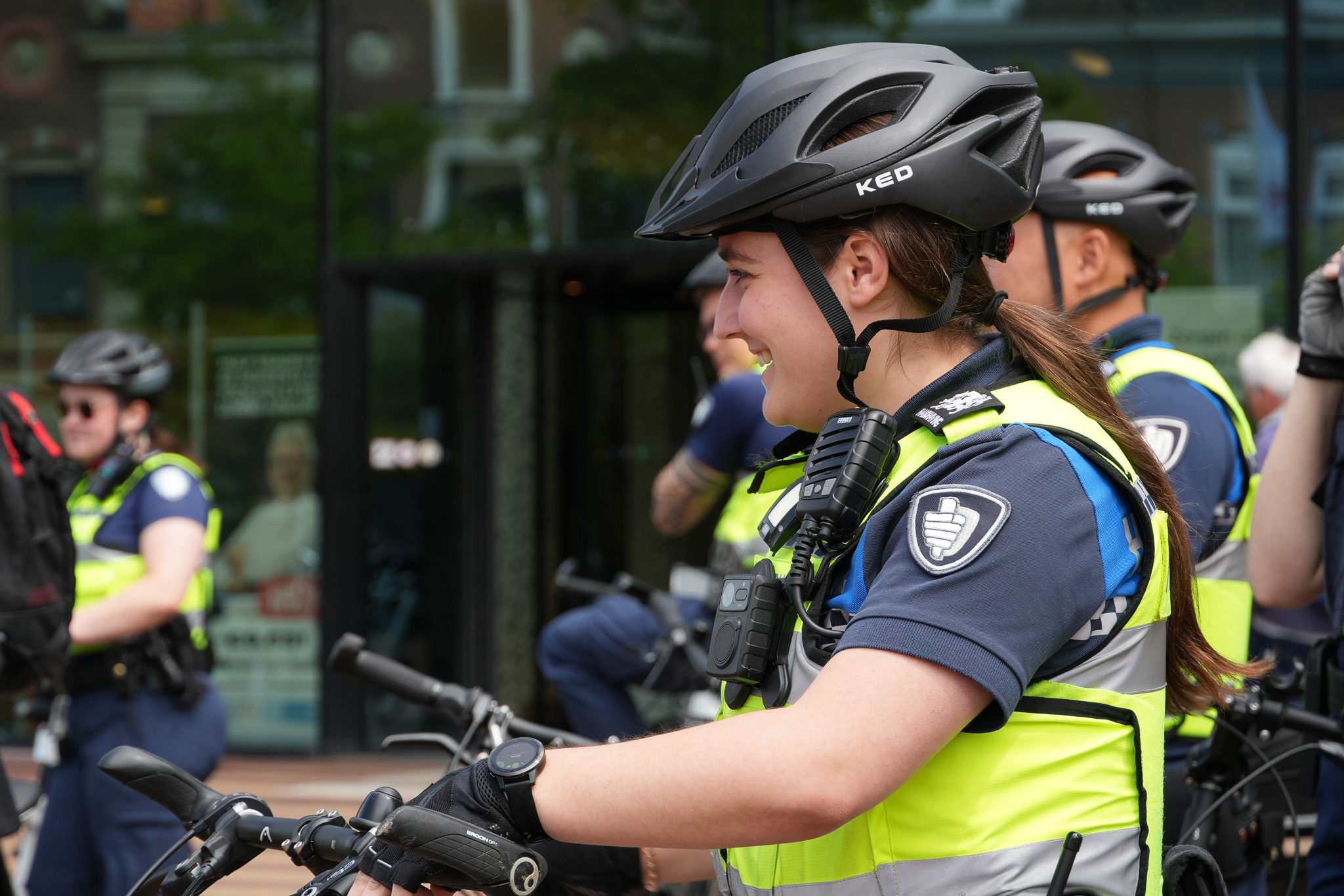 vrouwelijke boa met helm op naast fiets