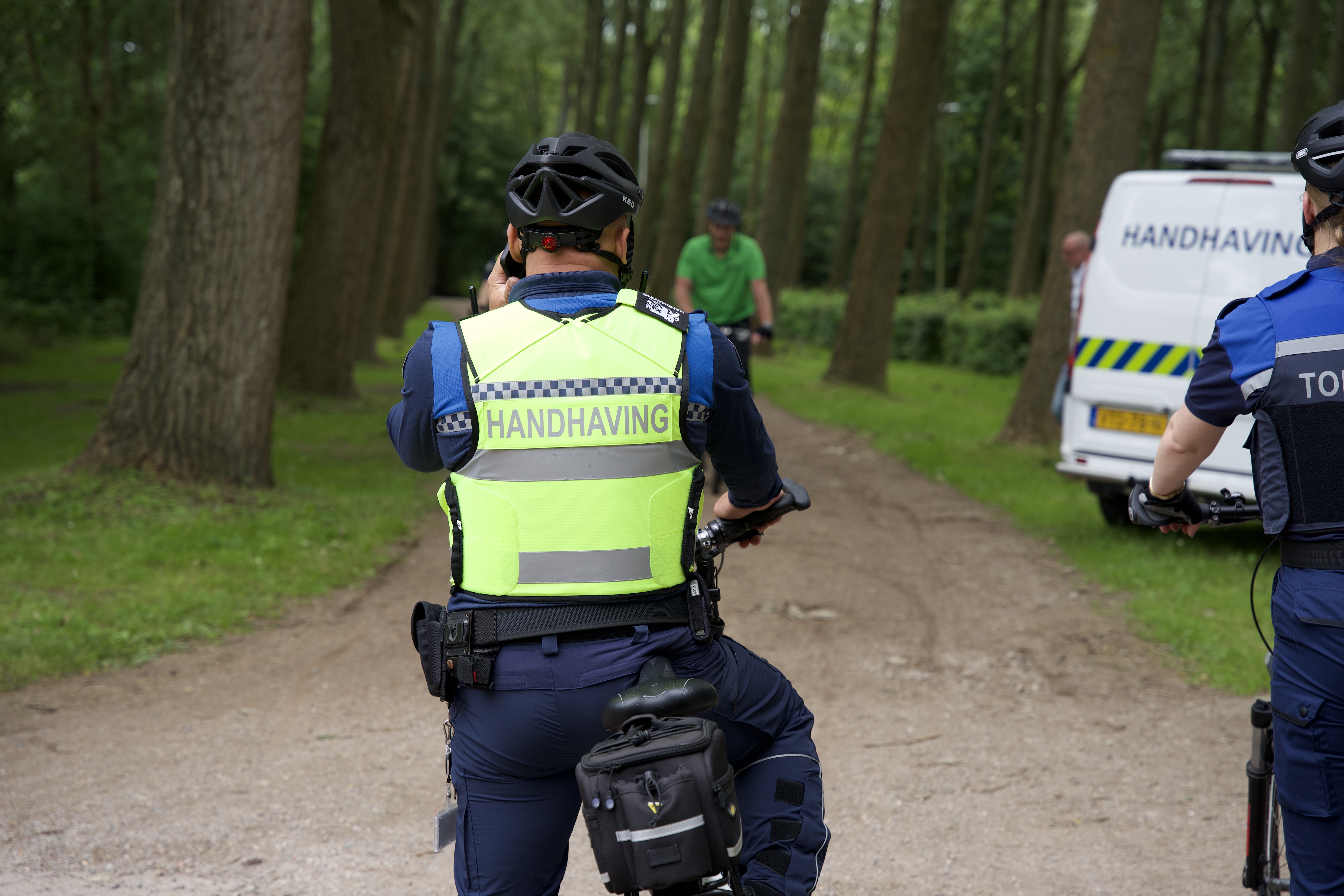 Mannelijke boa van achter op bike in het bos