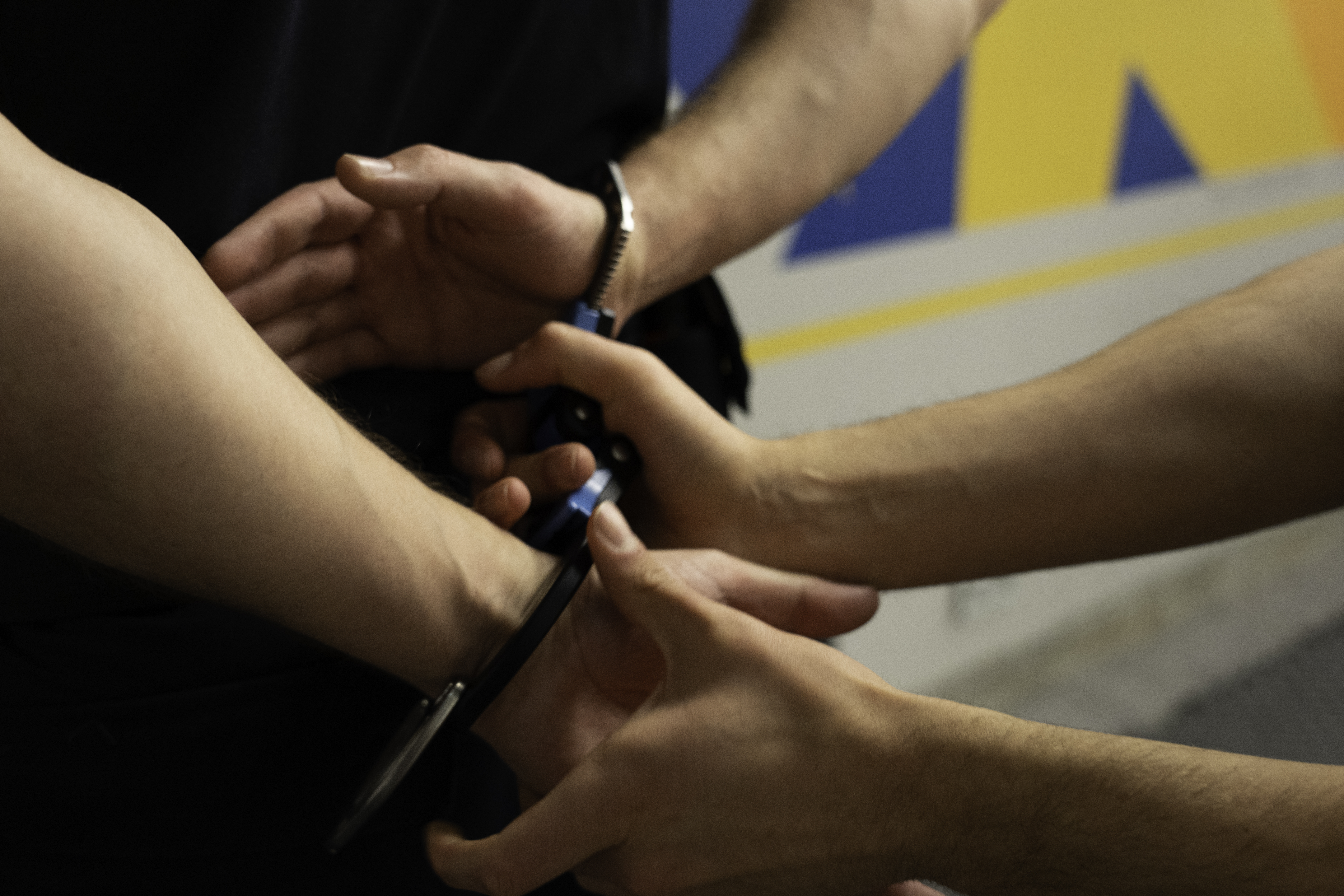 persoon doet boeien om bij oefenpersoon tijdens training