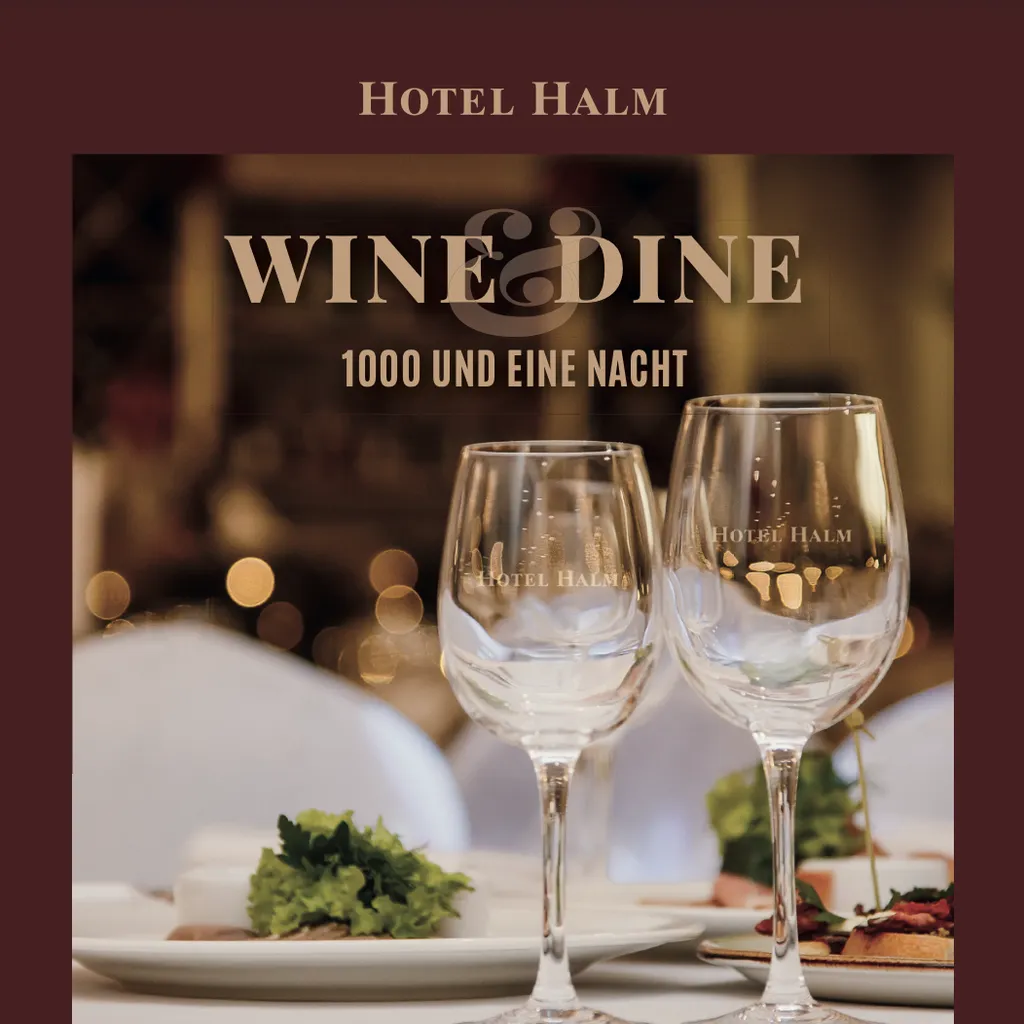 Zwei Weingläser mit Hotel Halm-Logo auf gedecktem Tisch, umgeben von unscharfer Beleuchtung; Text: "Wine & Dine 1000 und eine Nacht".