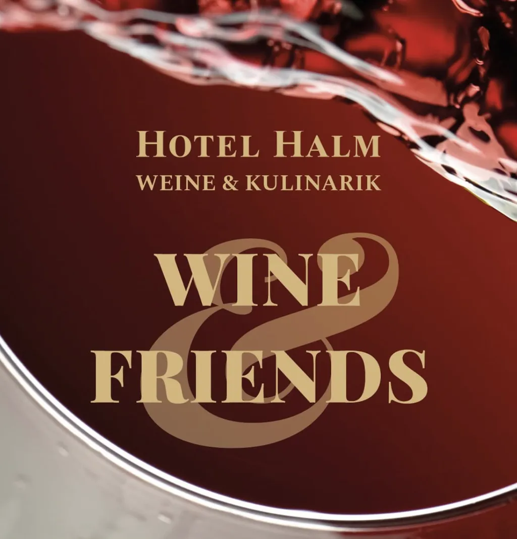 Rotwein spritzt in ein Glas, mit Text: "Hotel Halm, Weine & Kulinarik, Wine & Friends".