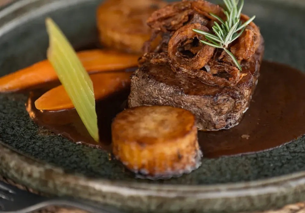 Solar Alvura restaurant — seasonal farm-to-table dining