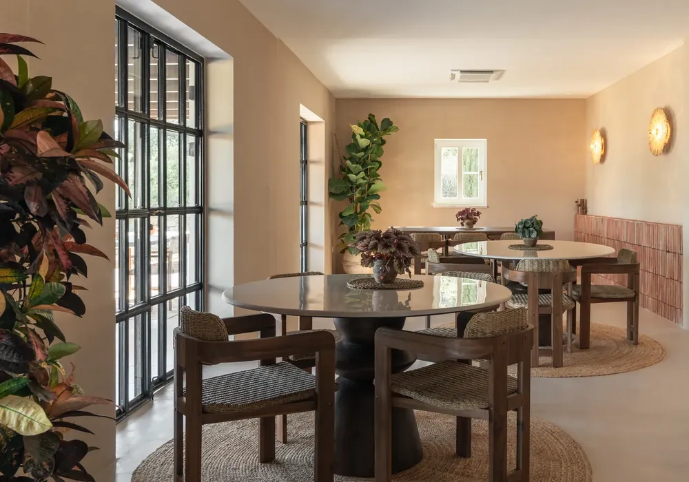Solar Alvura restaurant — seasonal farm-to-table dining