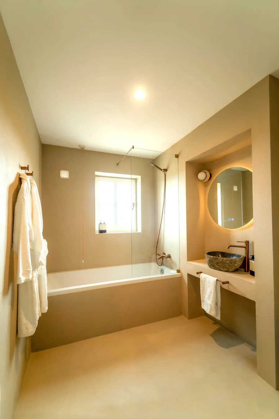 Bathroom with freestanding bathtub and stone basin at Solar Alvura