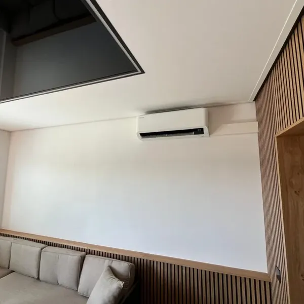 Klimagerät an einer Wand
