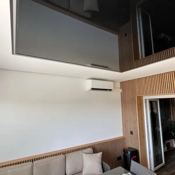 Klimagerät an einer Wand
