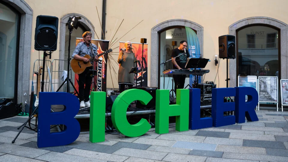 Live Band mit BICHLER Logo davor