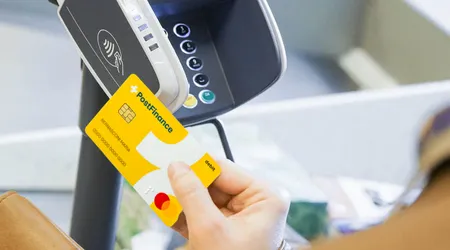 A Woman paying with contactlens with a Post Financ e Card