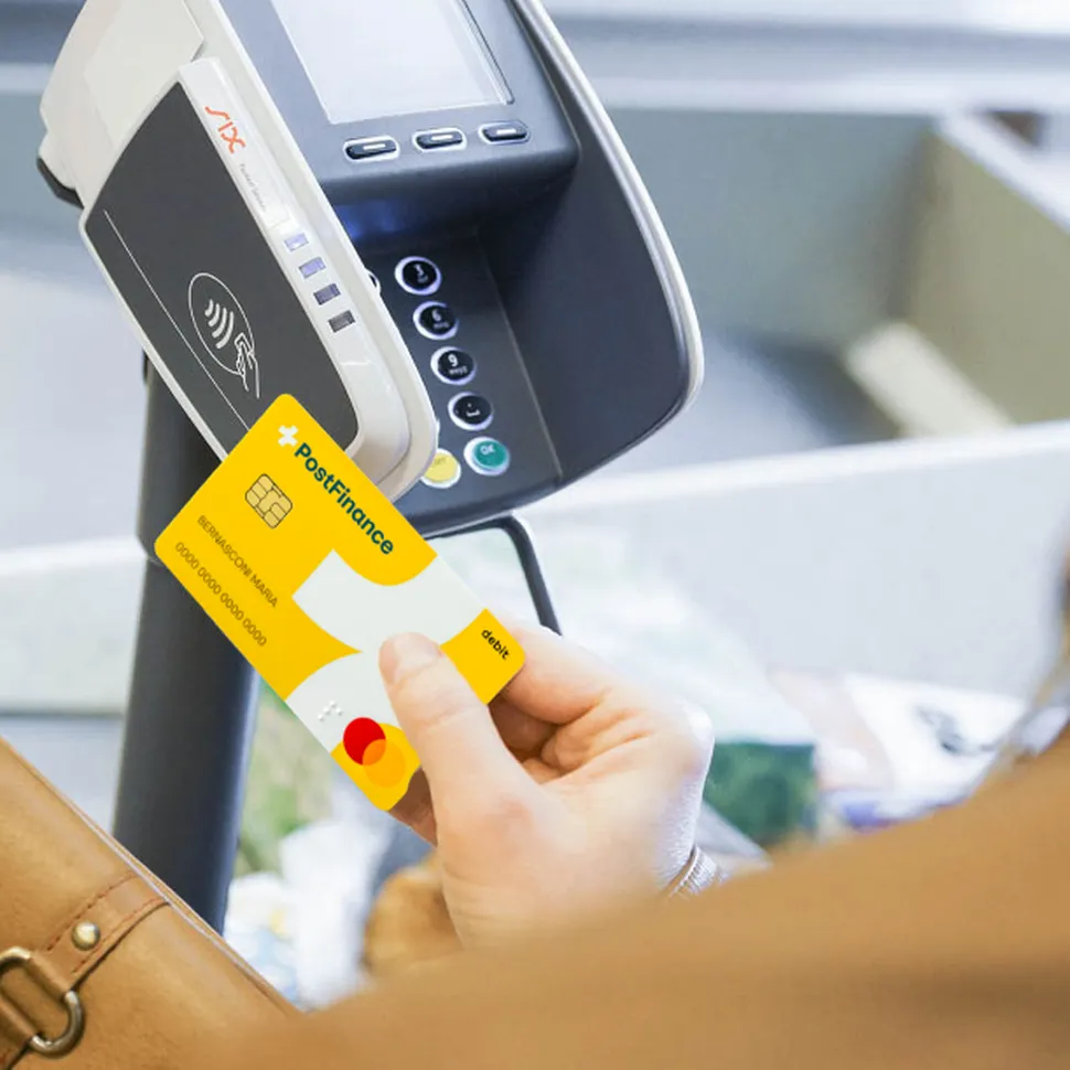 A Woman paying with contactlens with a Post Financ e Card