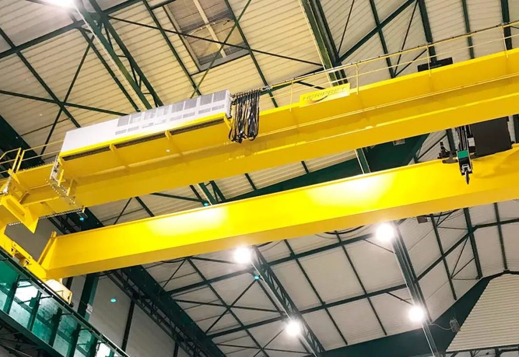 A 40 tons overhead crane with a span of 34 meters for handling single moulds