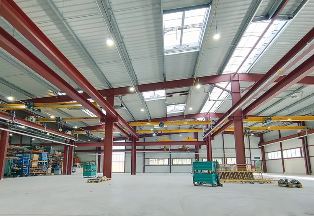 Plazar Manutention delivers 9 overhead cranes to accompany the production of machine tools at Jouanel
