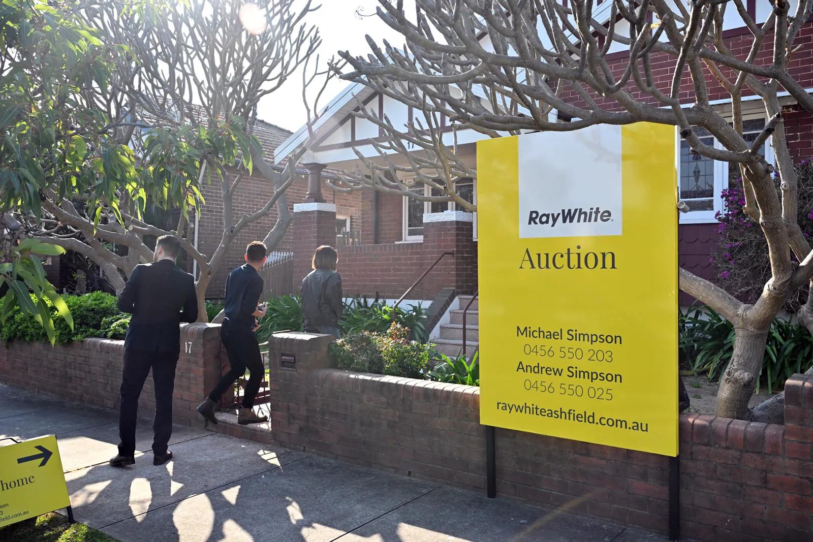 Auction numbers rose last week but clearance rates remained low.