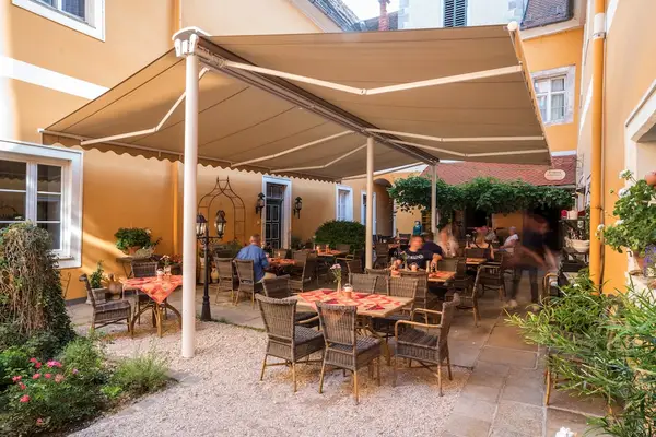 Retractable, Fixed or Dutch Canopy?