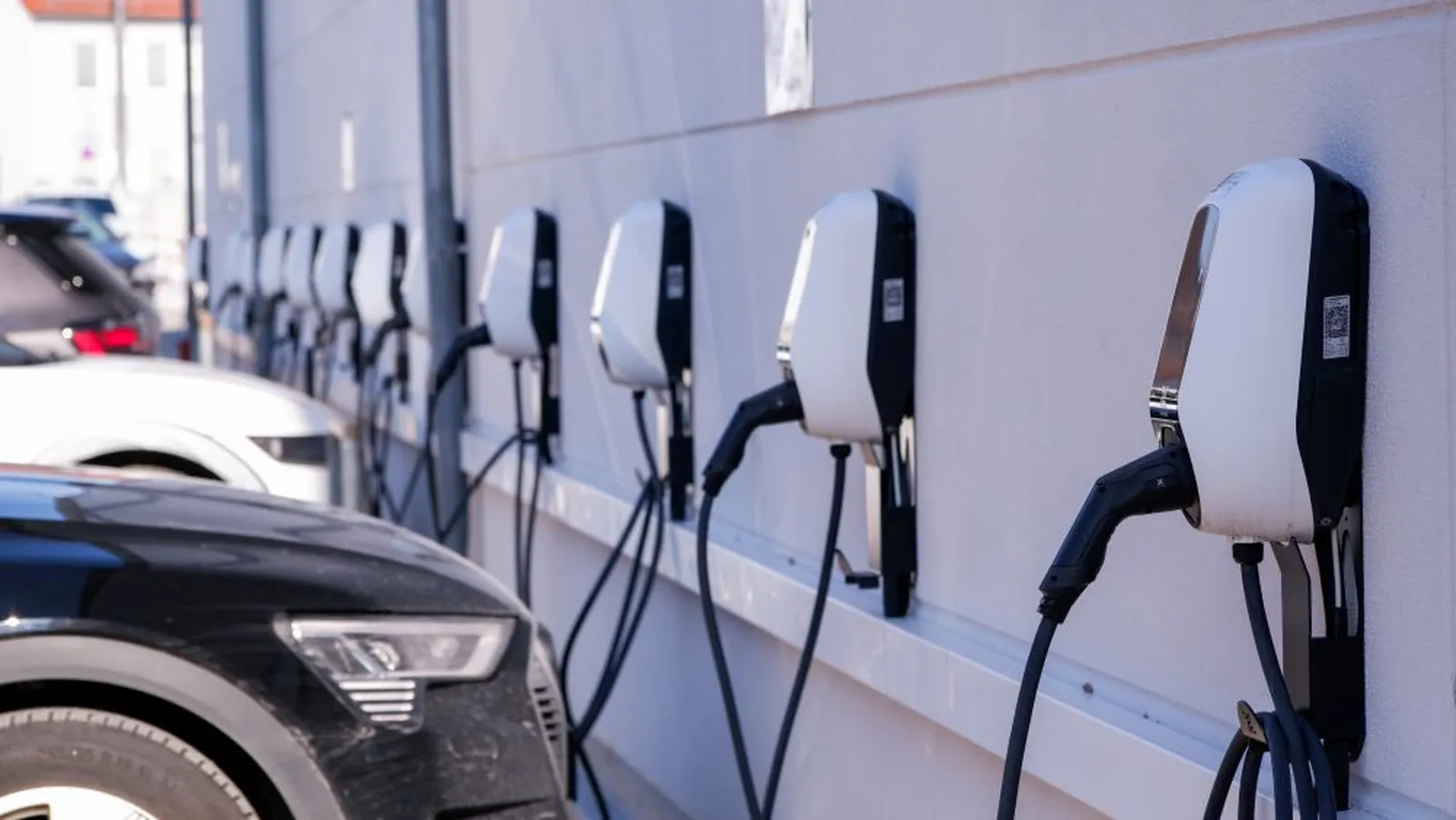 Parken und Laden neu gedacht: Die smarte Komplettlösung von ChargeX & ParkEfficient