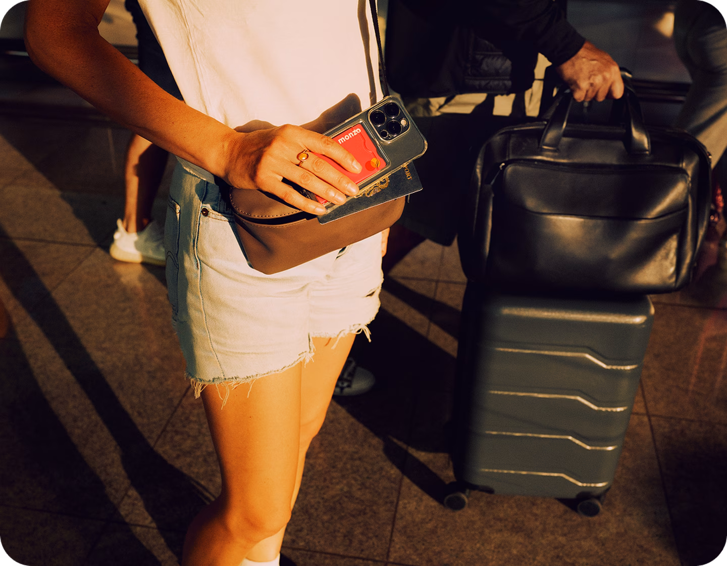 Viajera con un maletín junto a una maleta, ilustrando los pagos en el extranjero.