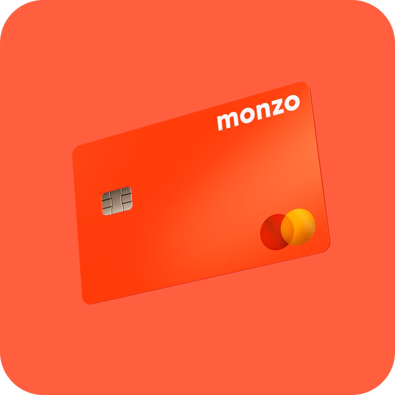 Ilustración de una tarjeta Mastercard roja de Monzo sobre un fondo coral, con el logotipo de Monzo y el símbolo de Mastercard.