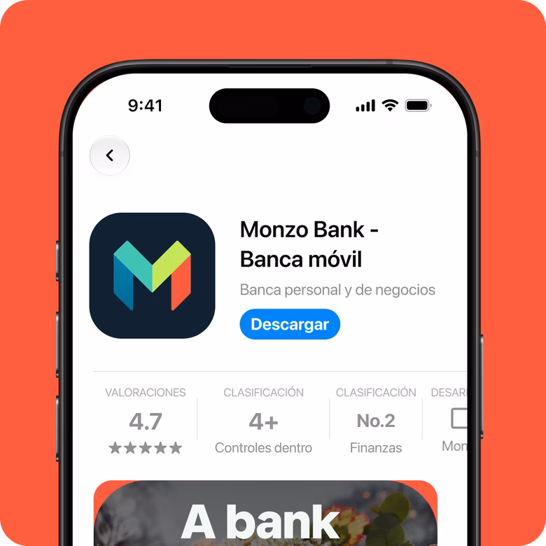 iPhone que muestra la ficha de la app bancaria de Monzo en la App Store de Apple, con el logotipo de Monzo, su valoración y el botón de descarga, sobre un fondo coral.