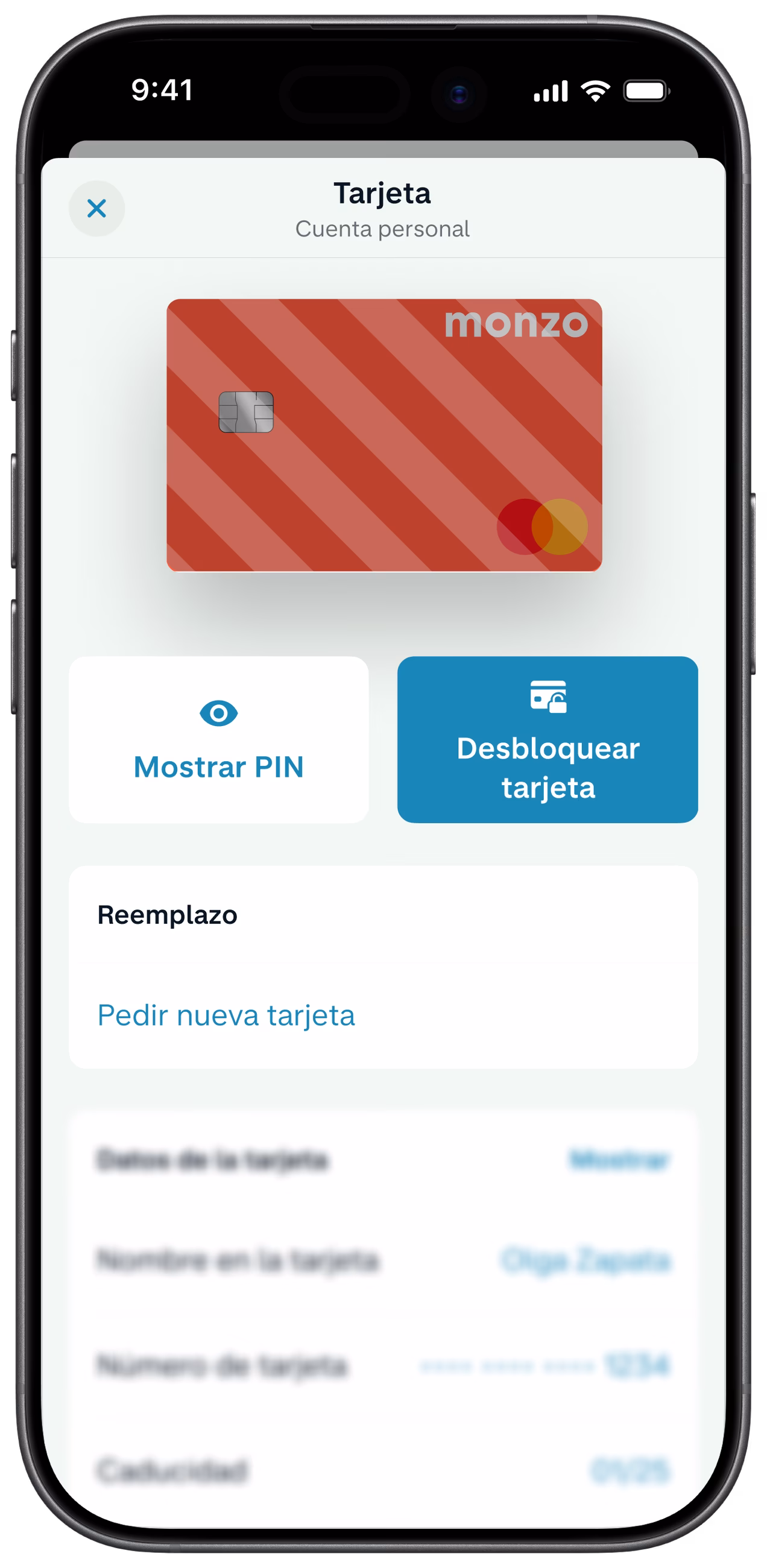 La pantalla de un smartphone muestra la página de gestión de tarjetas de la aplicación de Monzo, con una tarjeta de color coral y las opciones de bloquear temporalmente la tarjeta o pedir una nueva.
