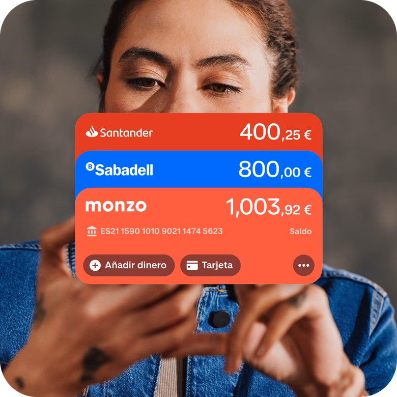 Primer plano de una mujer sonriente sosteniendo su móvil, con una pantalla superpuesta de la app de Monzo que muestra varias cuentas bancarias conectadas y sus saldos de distintos bancos en un mismo lugar.