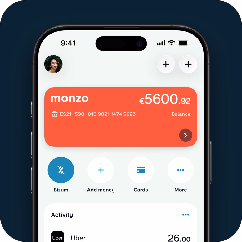 iPhone que muestra la pantalla de inicio de la app bancaria de Monzo, con un saldo de 5.560,92 € y accesos directos a distintas funciones bancarias, incluido Bizum.