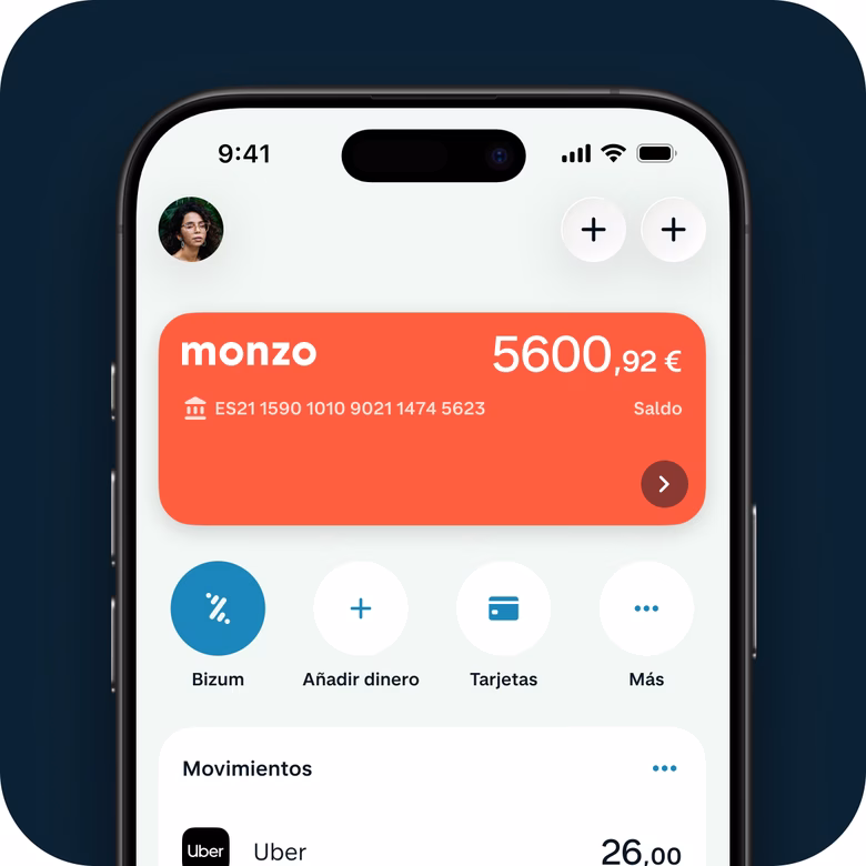 iPhone que muestra la pantalla de inicio de la app bancaria de Monzo, con un saldo de 5.560,92 € y accesos directos a distintas funciones bancarias, incluido Bizum.