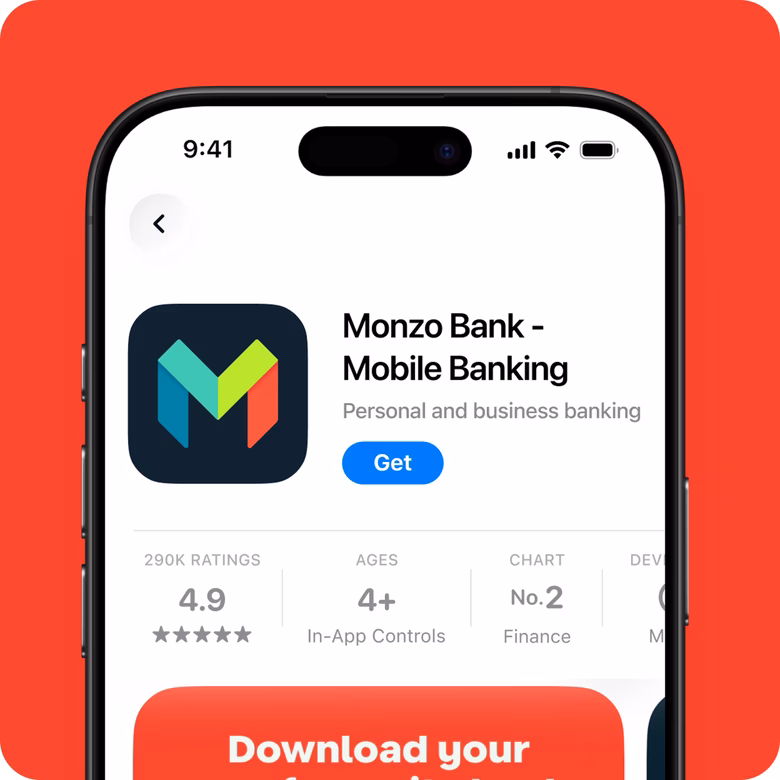 iPhone que muestra la ficha de la app bancaria de Monzo en la App Store de Apple, con el logotipo de Monzo, su valoración y el botón de descarga, sobre un fondo coral.