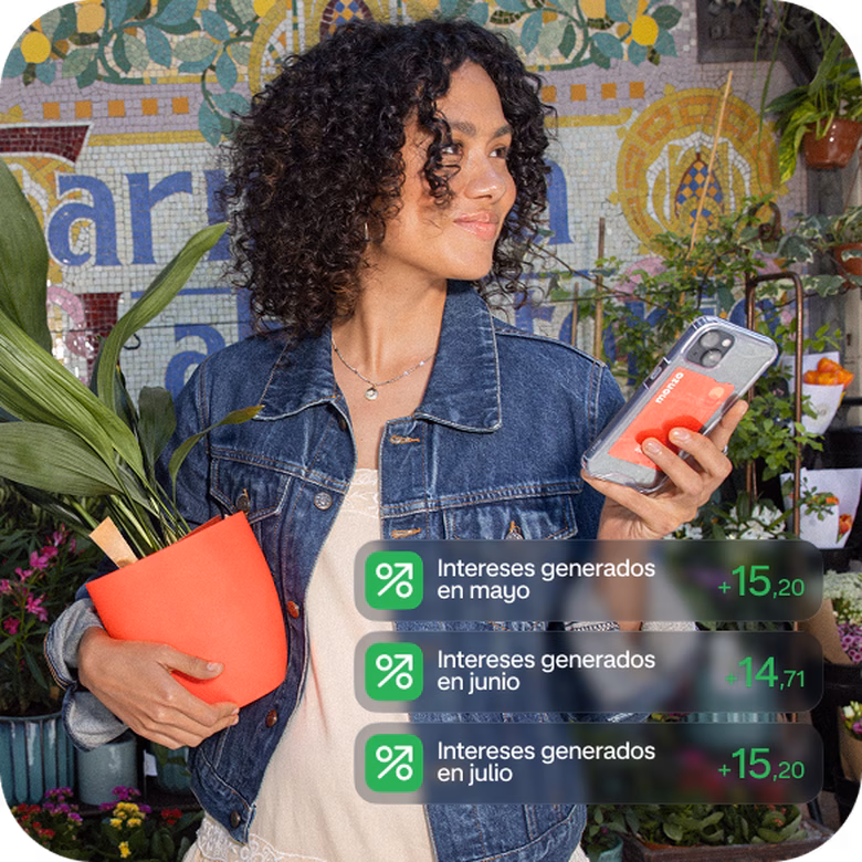Persona que sujeta un teléfono mientras la aplicación muestra «Redondeo 0,34 €, ahorros generados 15 €», demostrando cómo el cambio se añade automáticamente a los ahorros.