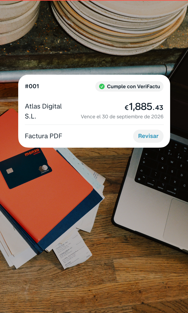 Teléfono mostrando información sobre ingresos y gastos del negocio.