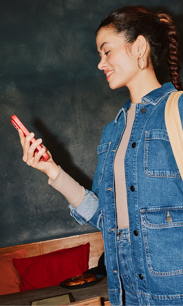 Mujer de perfil con un mensaje promocional de capital social de Monzo superpuesto.