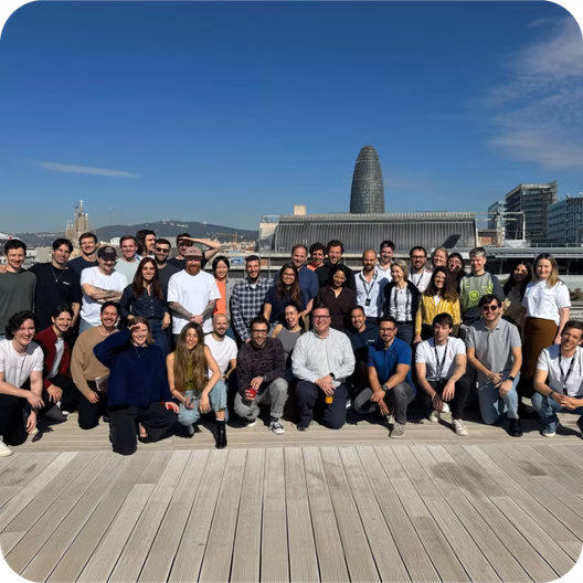 El equipo de Monzo reunido en Barcelona, con el perfil de la ciudad al fondo.