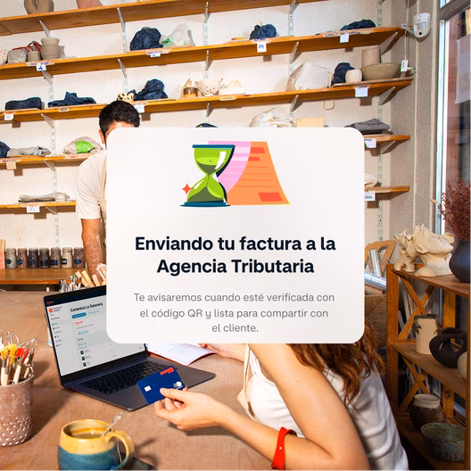 Propietarios de un negocio en una mesa de trabajo con un gráfico de integración de Monzo Business superpuesto.
