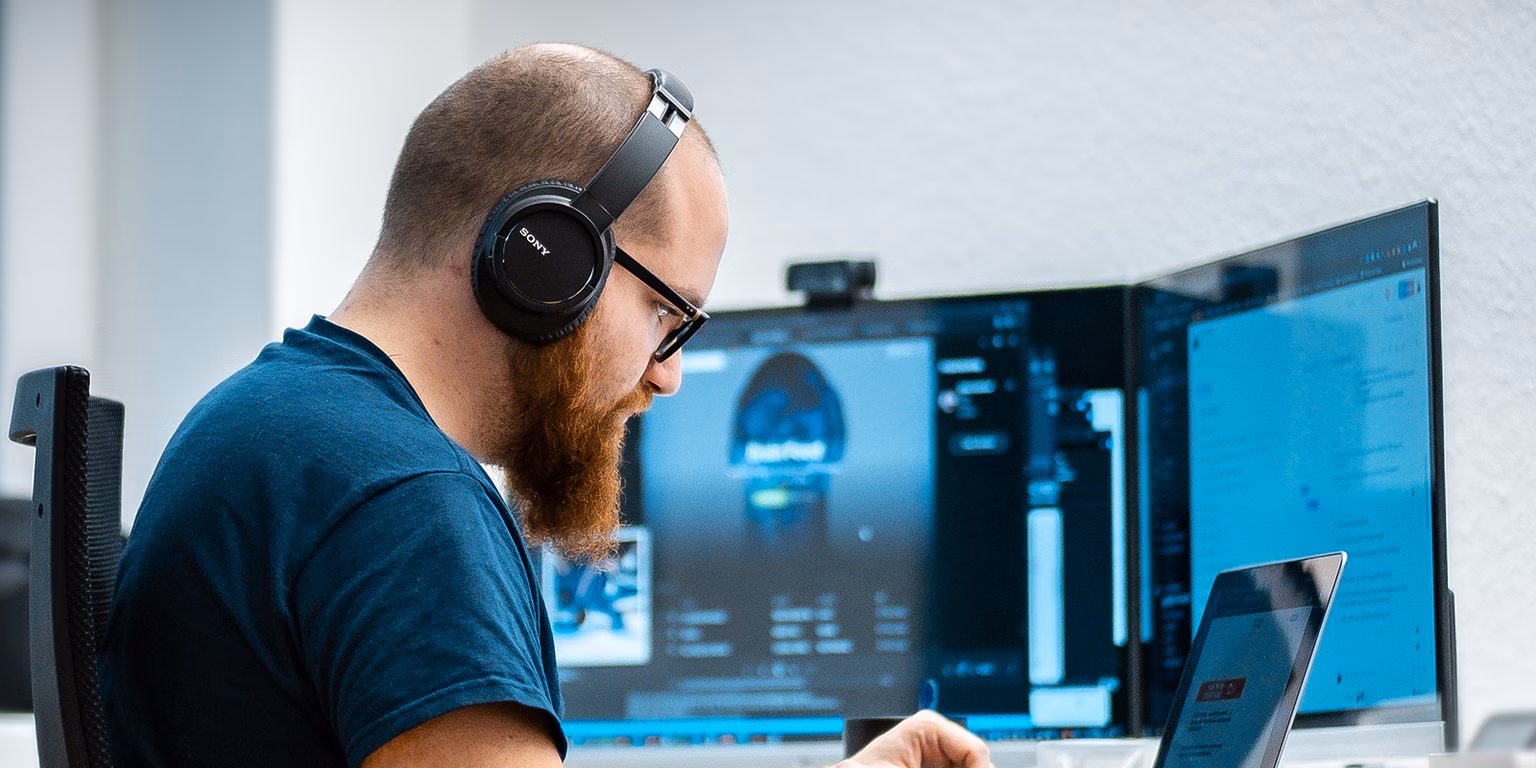 Webapps Jones sitzt am Rechner