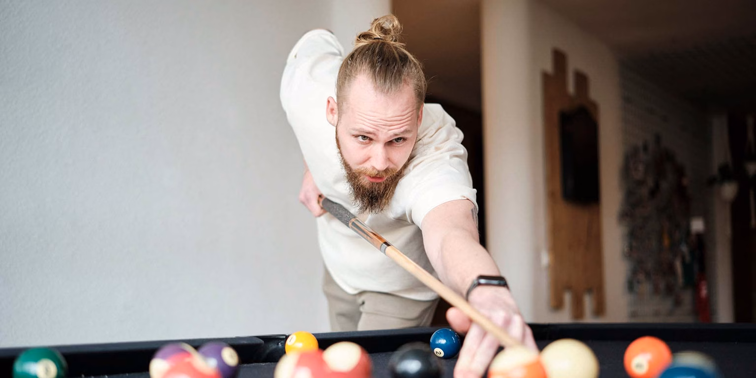 Mann spielt Billard