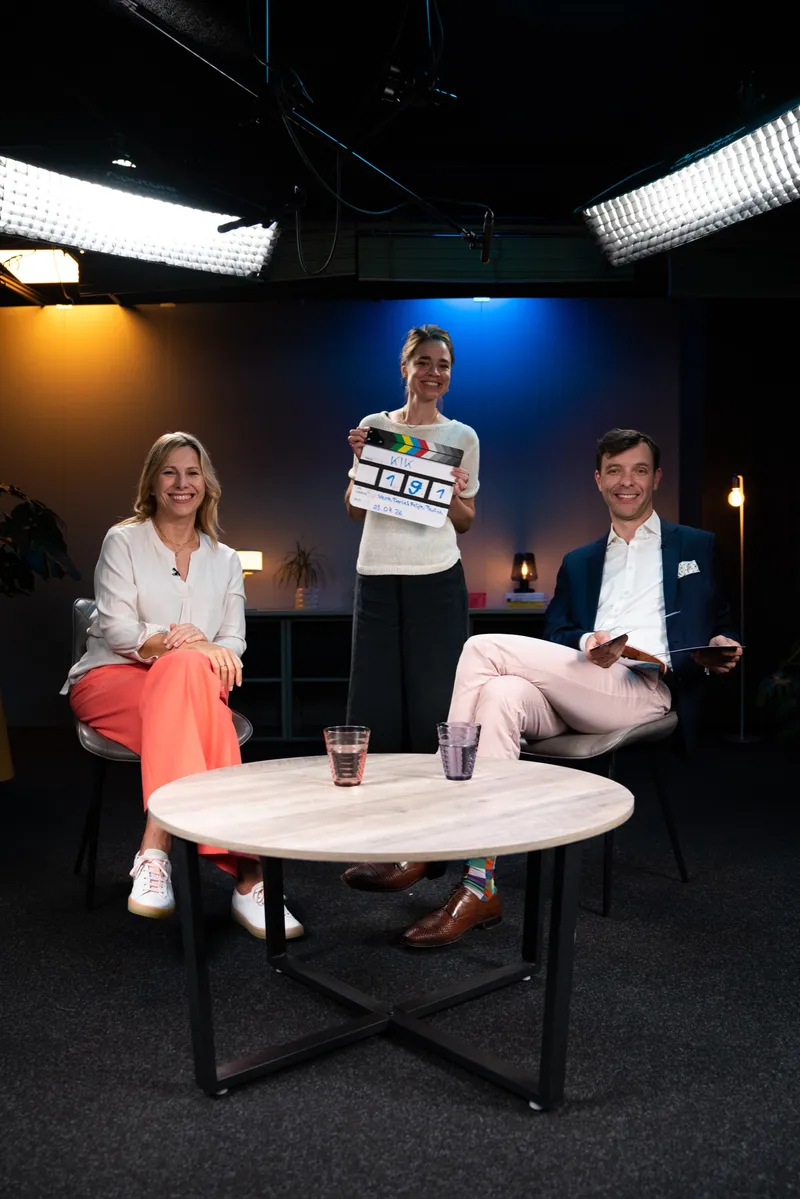 Moderatorin Andrea, Vera und Benjamin Wüstenhagen bei der Studioproduktion des Lehrgangs